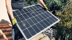 Solar Panel  Kindel Media: https://www.pexels.com/de-de/foto/person-arbeiten-industrie-haus-9875441/