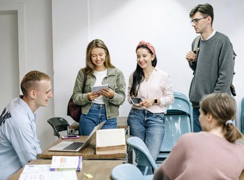 Bei 9 von 10 Absolventinnen und Absolventen des Tertiärbereichs passt die Stelle zur Ausbildung