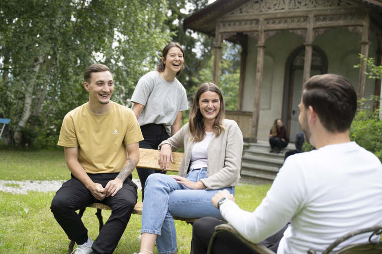 Studierende auf dem Weg zum Abschluss dipl. Tourismusfachleute HF, Professional Bachelor an der HF Tourismus & Management in Samedan